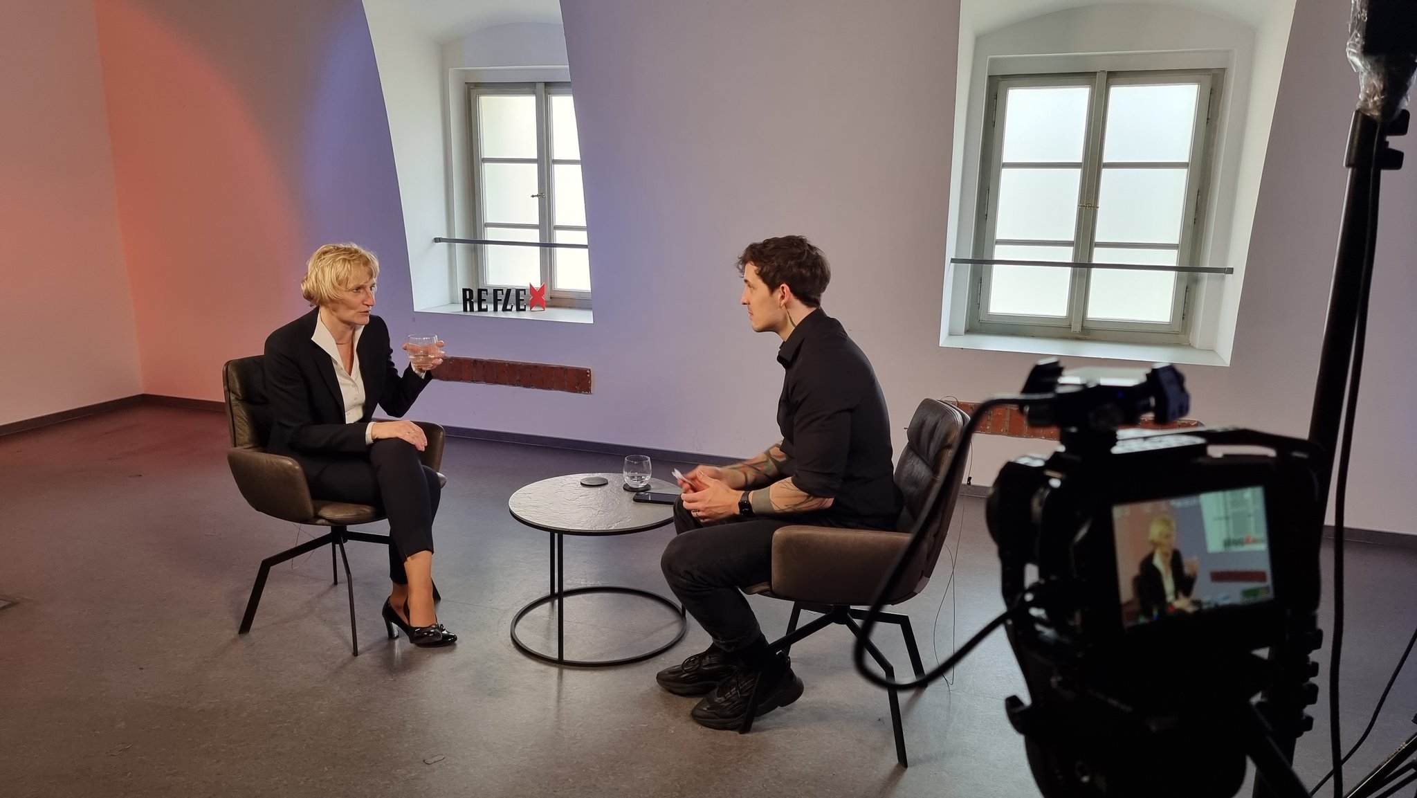 Andrea Matoušková během rozhovoru s Čestmírem Strakatým