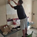Pracovníci a klienti Probačního domu spolupracují s organizací Romodrom na rekonstrukci bytů