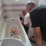 Pracovníci a klienti Probačního domu spolupracují s organizací Romodrom na rekonstrukci bytů