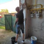 Pracovníci a klienti Probačního domu spolupracují s organizací Romodrom na rekonstrukci bytů