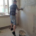 Pracovníci a klienti Probačního domu spolupracují s organizací Romodrom na rekonstrukci bytů