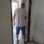 Pracovníci a klienti Probačního domu spolupracují s organizací Romodrom na rekonstrukci bytů