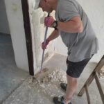 Pracovníci a klienti Probačního domu spolupracují s organizací Romodrom na rekonstrukci bytů