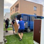 Pracovníci a klienti Probačního domu spolupracují s organizací Romodrom na rekonstrukci bytů