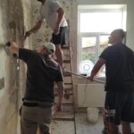 Pracovníci a klienti Probačního domu spolupracují s organizací Romodrom na rekonstrukci bytů