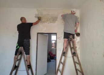 Pracovníci a klienti Probačního domu spolupracují s organizací Romodrom na rekonstrukci bytů