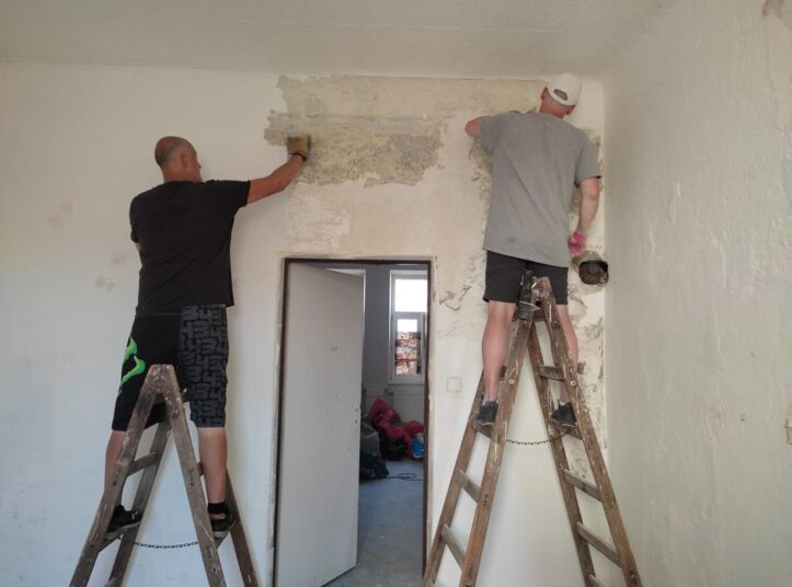 Pracovníci a klienti Probačního domu spolupracují s organizací Romodrom na rekonstrukci bytů