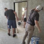 Pracovníci a klienti Probačního domu spolupracují s organizací Romodrom na rekonstrukci bytů